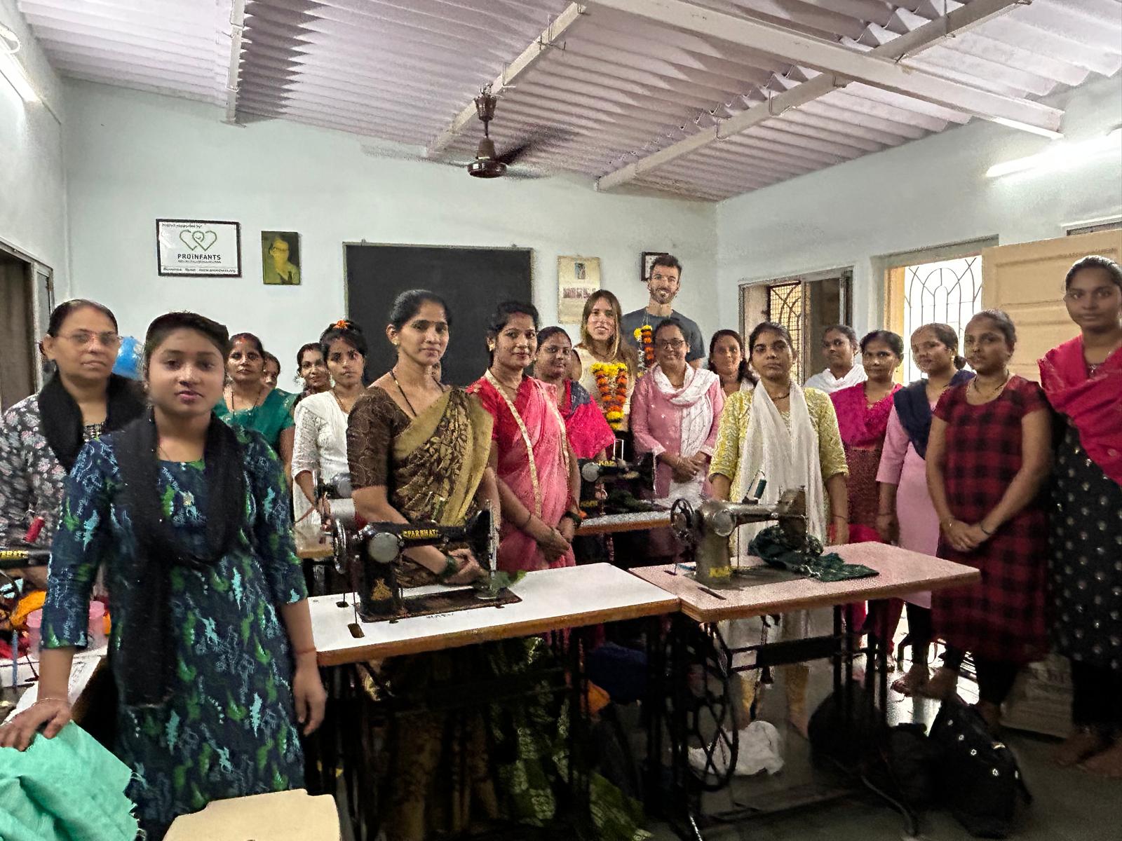 Taller de corte y confecci�n para adolescentes del slum de Dindoshi.